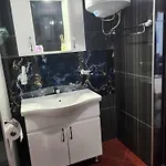 на център *